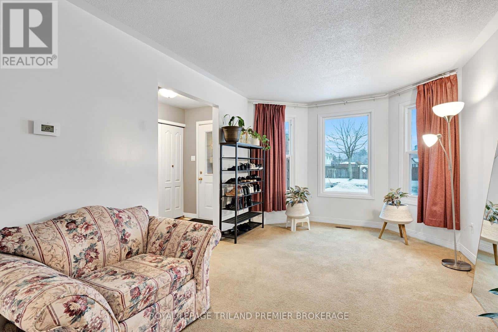 26 SLOANE CRESCENT — London South (South Y), Ontario - Photo 4 of 37