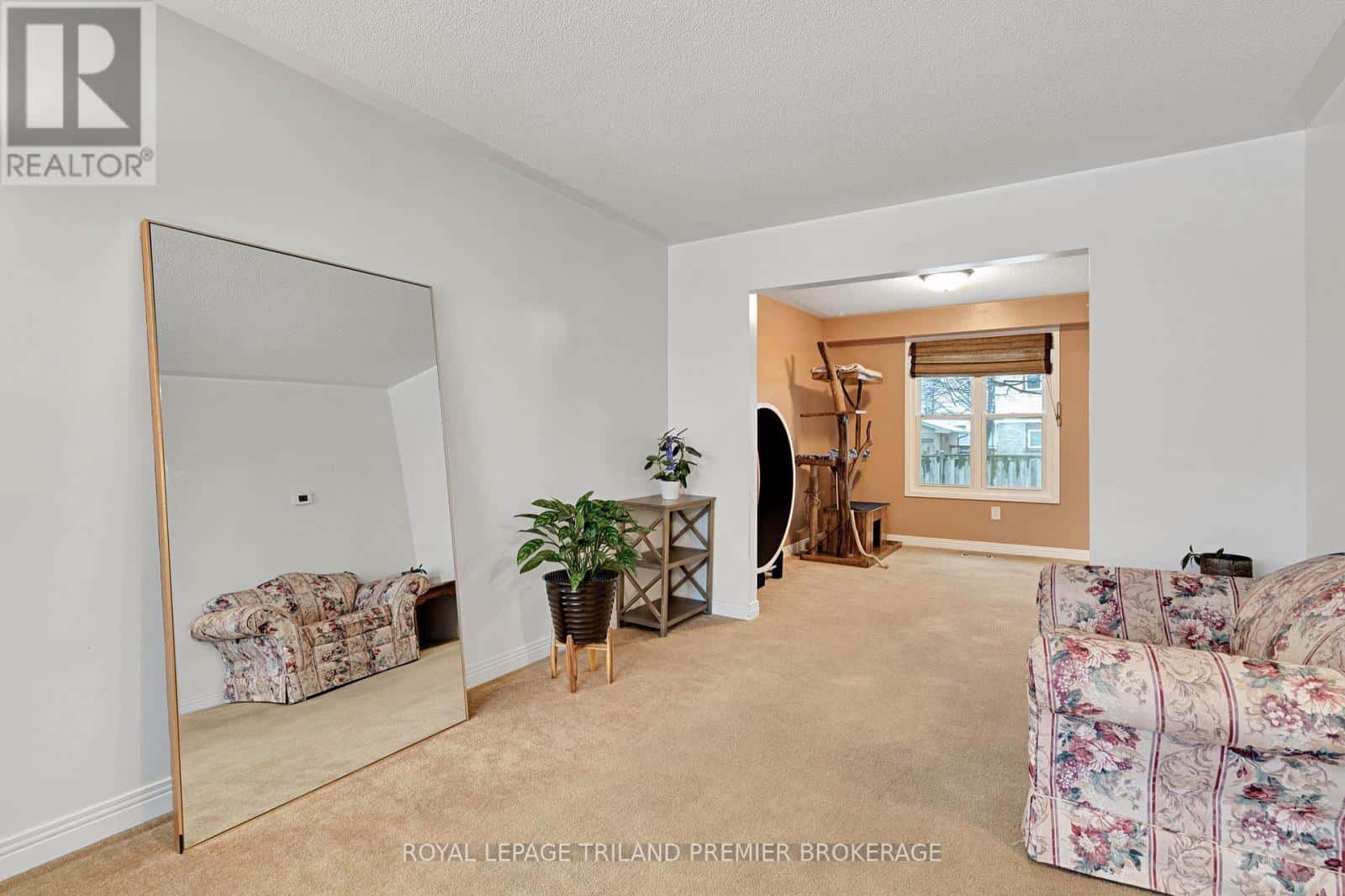 26 SLOANE CRESCENT — London South (South Y), Ontario - Photo 5 of 37