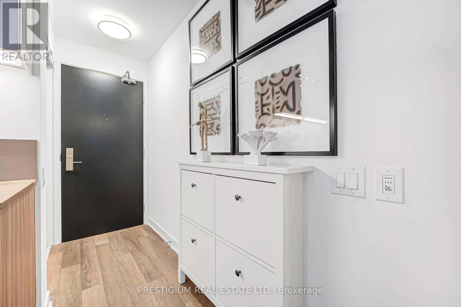 1910 - 290 ADELAIDE STREET W — Toronto (Waterfront Communities), Ontario - Photo 3 of 48