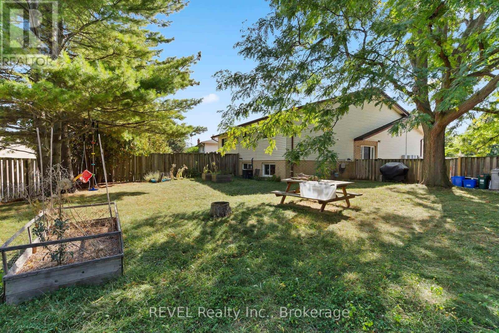 26 VINTAGE CRESCENT — St. Catharines (Ridley), Ontario - Photo 4 of 27