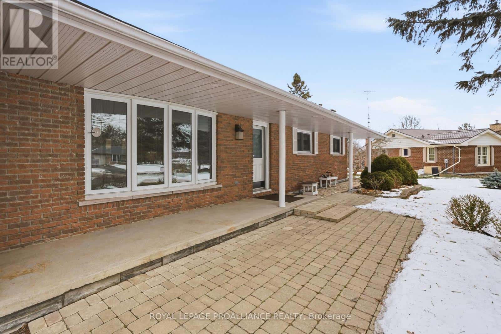 138 BURNS AVENUE — Quinte West (Sidney Ward), Ontario - Photo 5 of 41