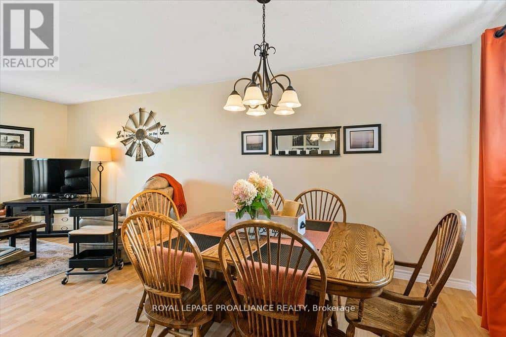 16 CENTRE COURT — Quinte West (Frankford Ward), Ontario - Photo 2 of 50