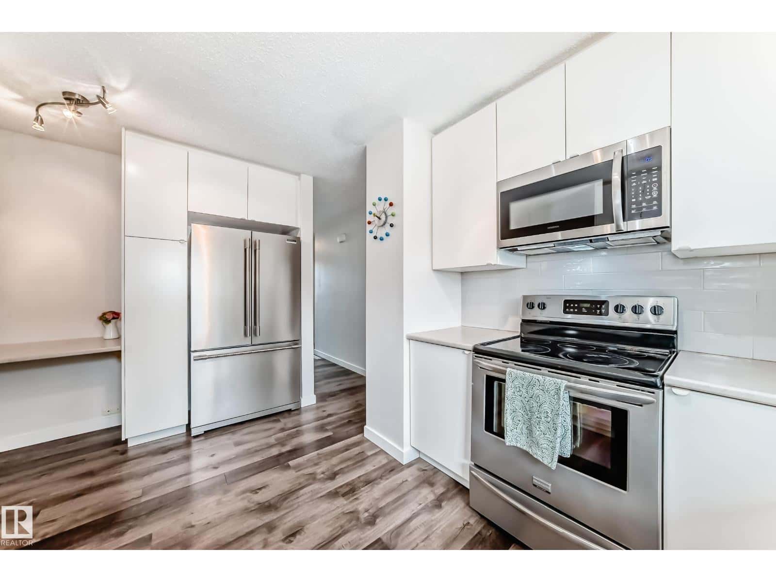 8415 72 ST NW — Edmonton, Alberta - Photo 4 of 14