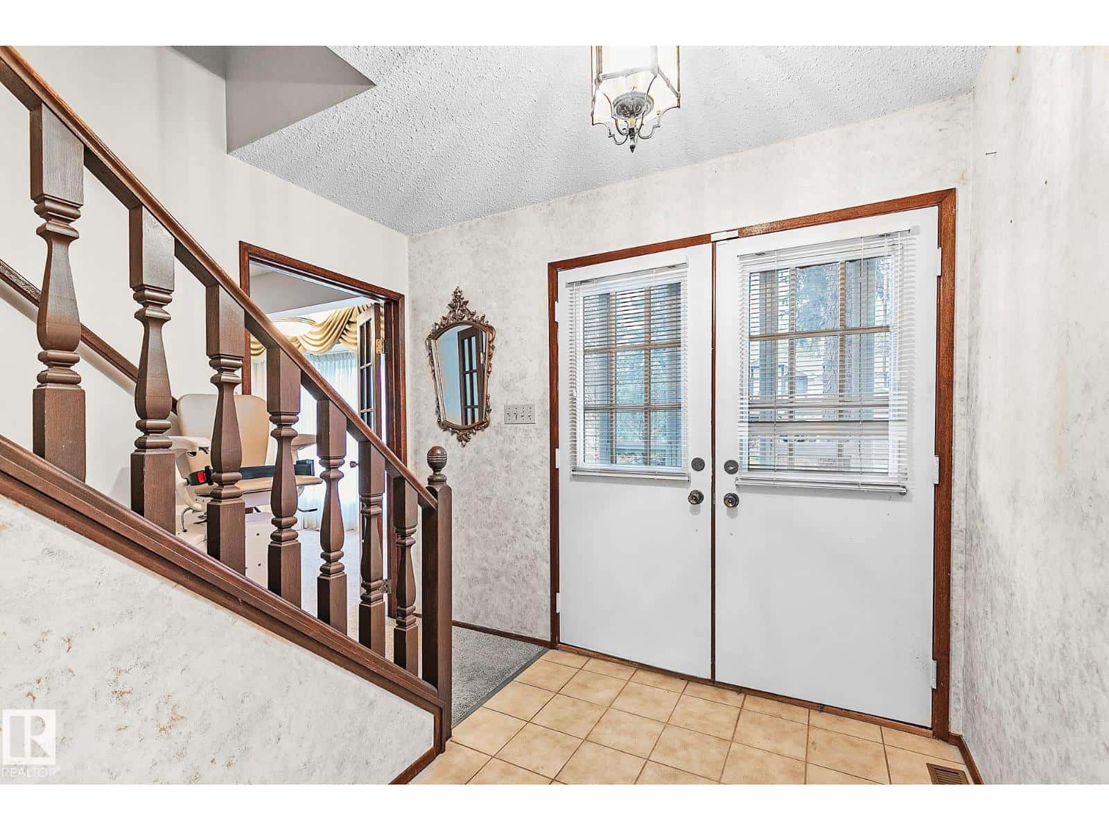 186 WILLOW WY NW — Edmonton, Alberta - Photo 2 of 52