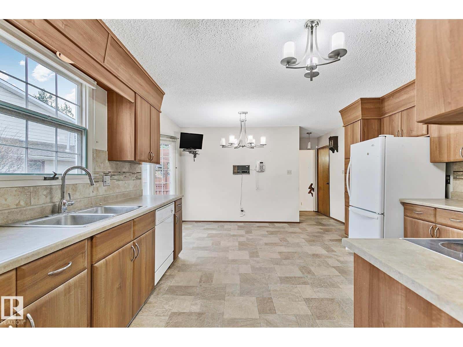 186 WILLOW WY NW — Edmonton, Alberta - Photo 3 of 52