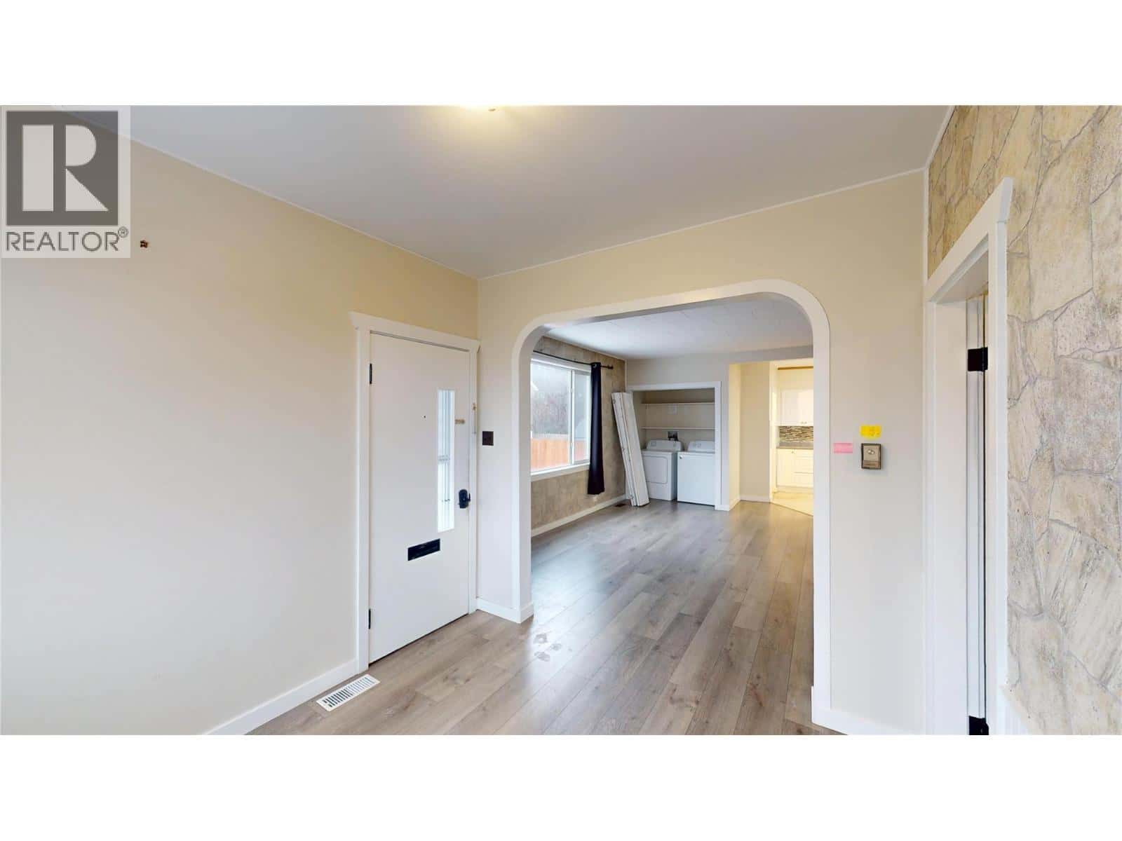 201R 9TH S Avenue — Cranbrook, British Columbia - Photo 4 of 40