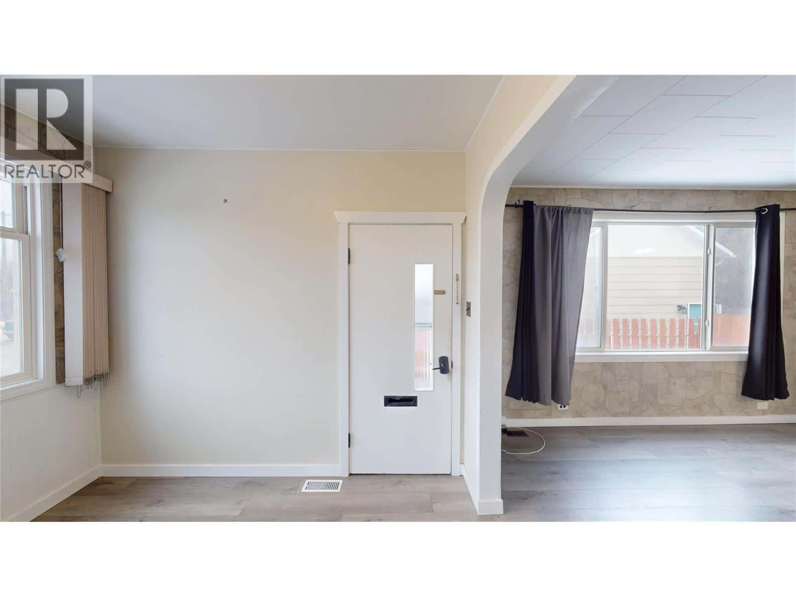 201R 9TH S Avenue — Cranbrook, British Columbia - Photo 3 of 40