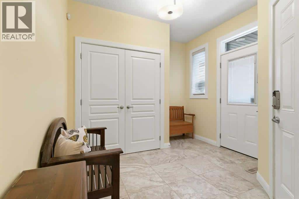 171 Evanswood Circle NW — Calgary, Alberta - Photo 2 of 39