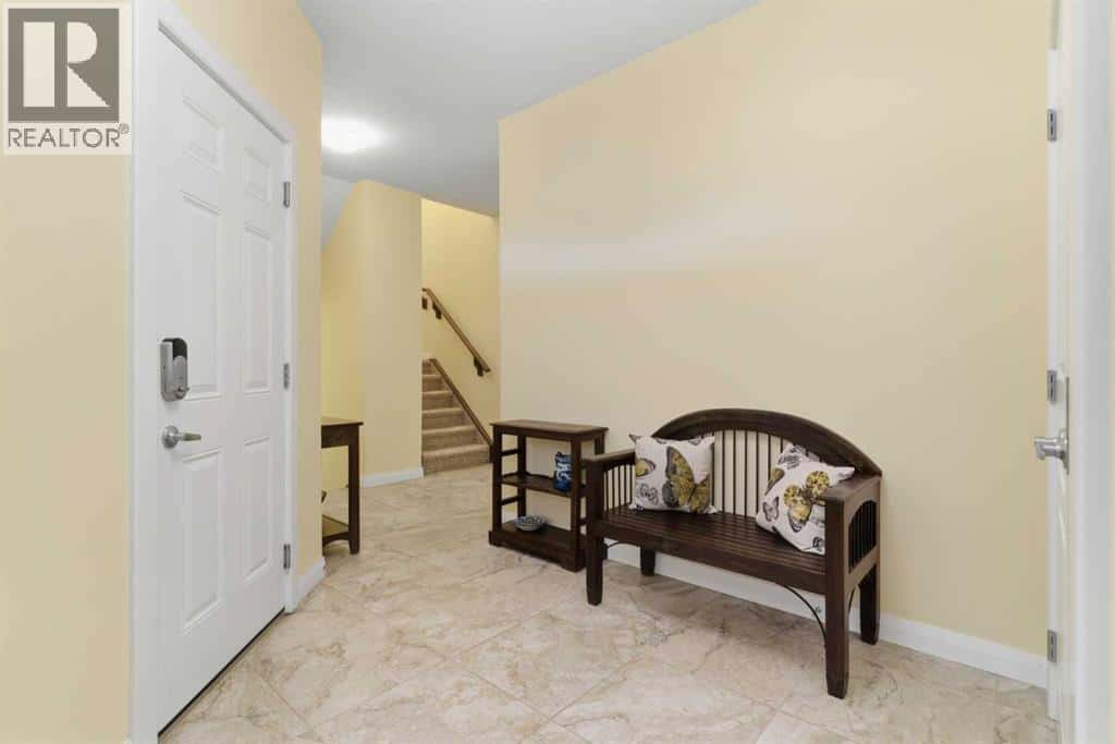 171 Evanswood Circle NW — Calgary, Alberta - Photo 3 of 39