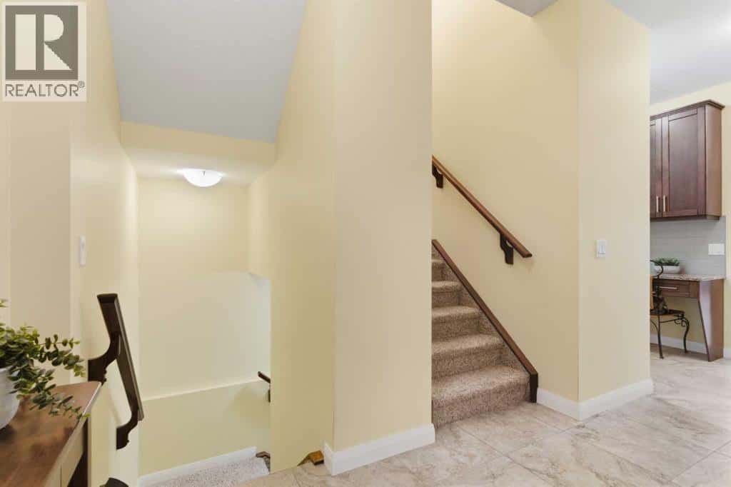 171 Evanswood Circle NW — Calgary, Alberta - Photo 5 of 39