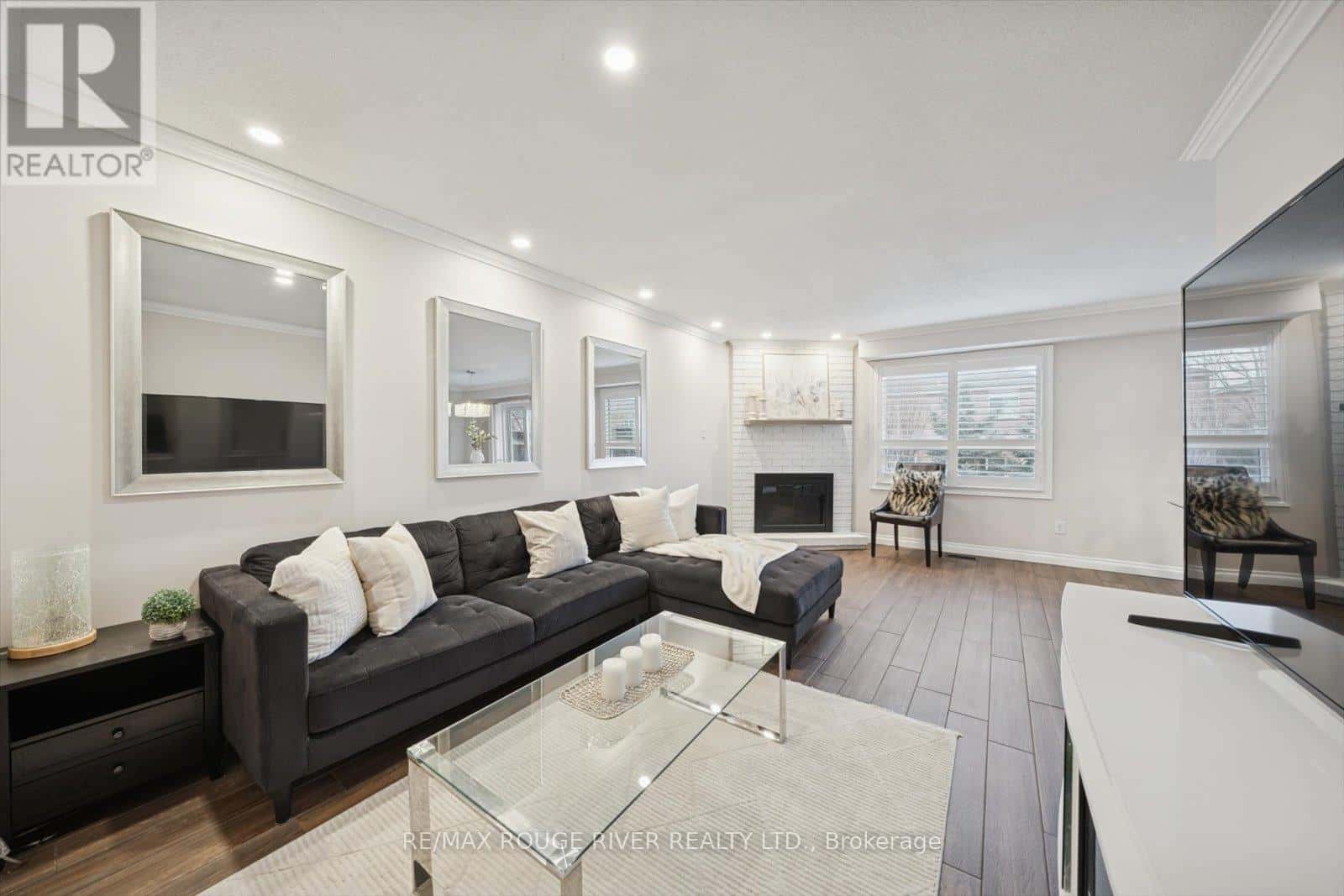 211 RAVENSCROFT ROAD — Ajax (Central West), Ontario - Photo 5 of 42