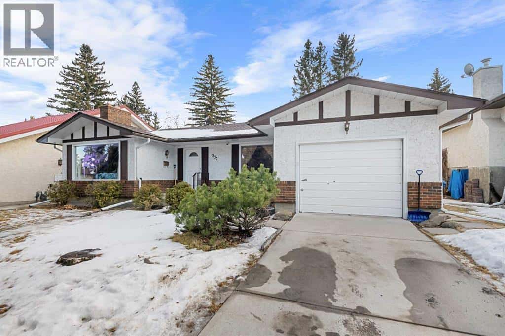 330 Oakwood Place — Calgary, Alberta - Photo 2 of 40