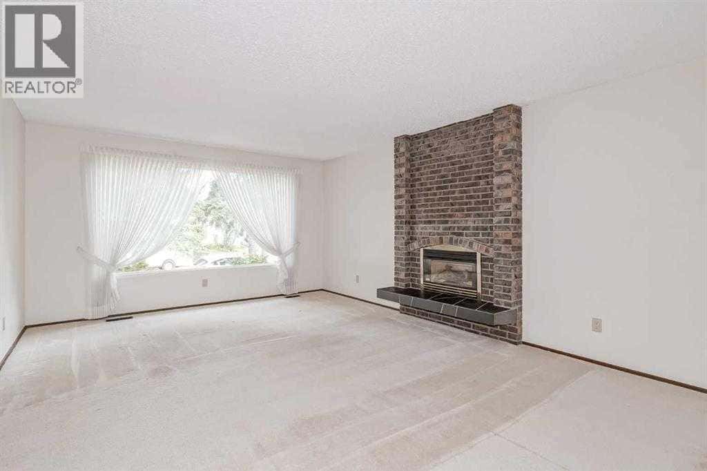 330 Oakwood Place — Calgary, Alberta - Photo 5 of 40