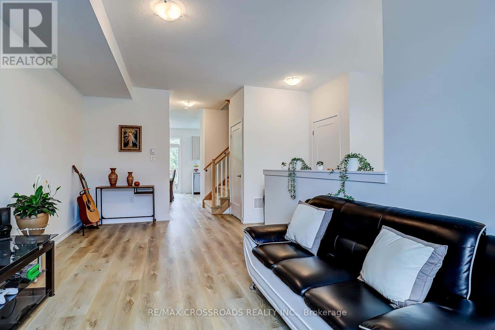 64 LYALL STOKES CIRCLE — East Gwillimbury (Mt Albert), Ontario - Photo 2 of 33