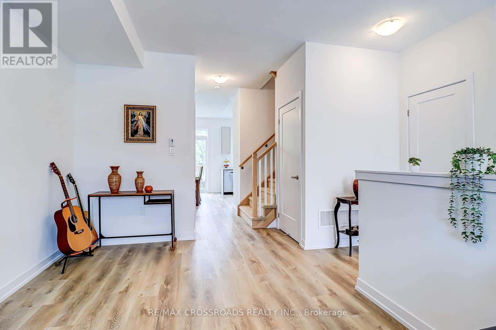 64 LYALL STOKES CIRCLE — East Gwillimbury (Mt Albert), Ontario - Photo 3 of 33