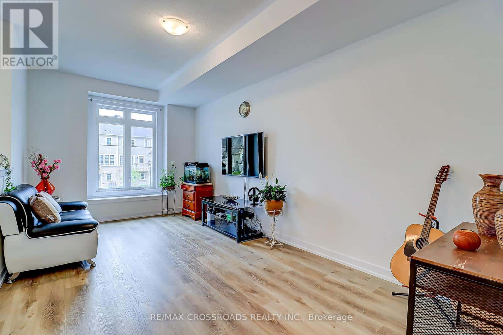 64 LYALL STOKES CIRCLE — East Gwillimbury (Mt Albert), Ontario - Photo 4 of 33