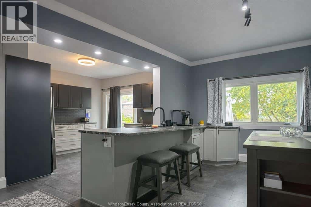 909 PELISSIER — Windsor, Ontario - Photo 3 of 23