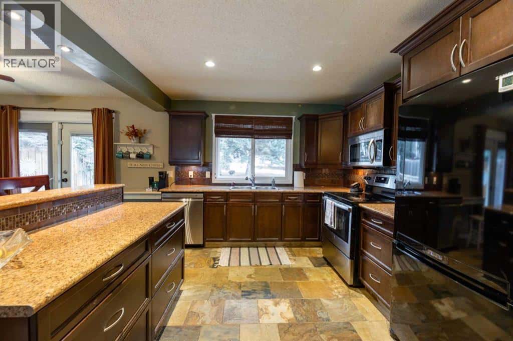 124 Cheviot Drive — Hinton, Alberta - Photo 3 of 47