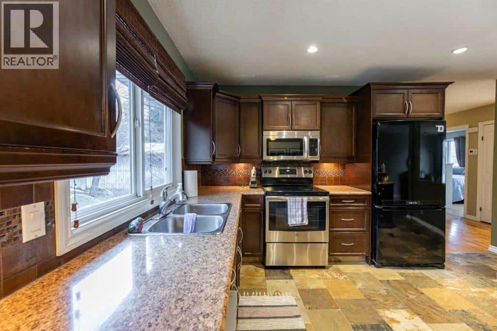 124 Cheviot Drive — Hinton, Alberta - Photo 4 of 47