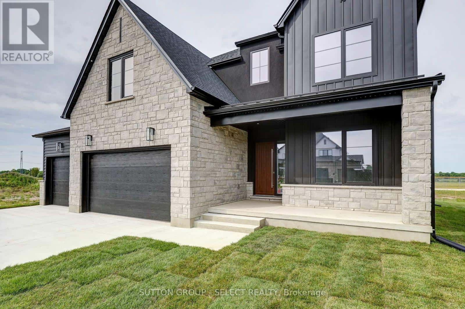 5 SYCAMORE ROAD — Southwold (Talbotville), Ontario - Photo 2 of 42