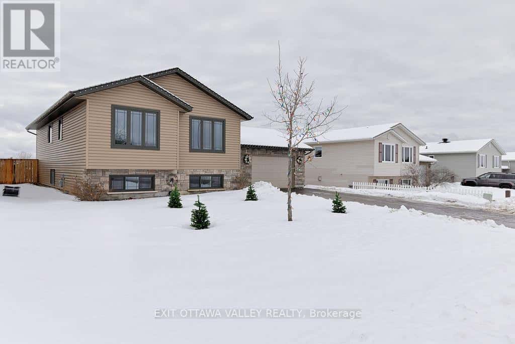 26 MORNING STAR STREET — Petawawa, Ontario - Photo 3 of 36