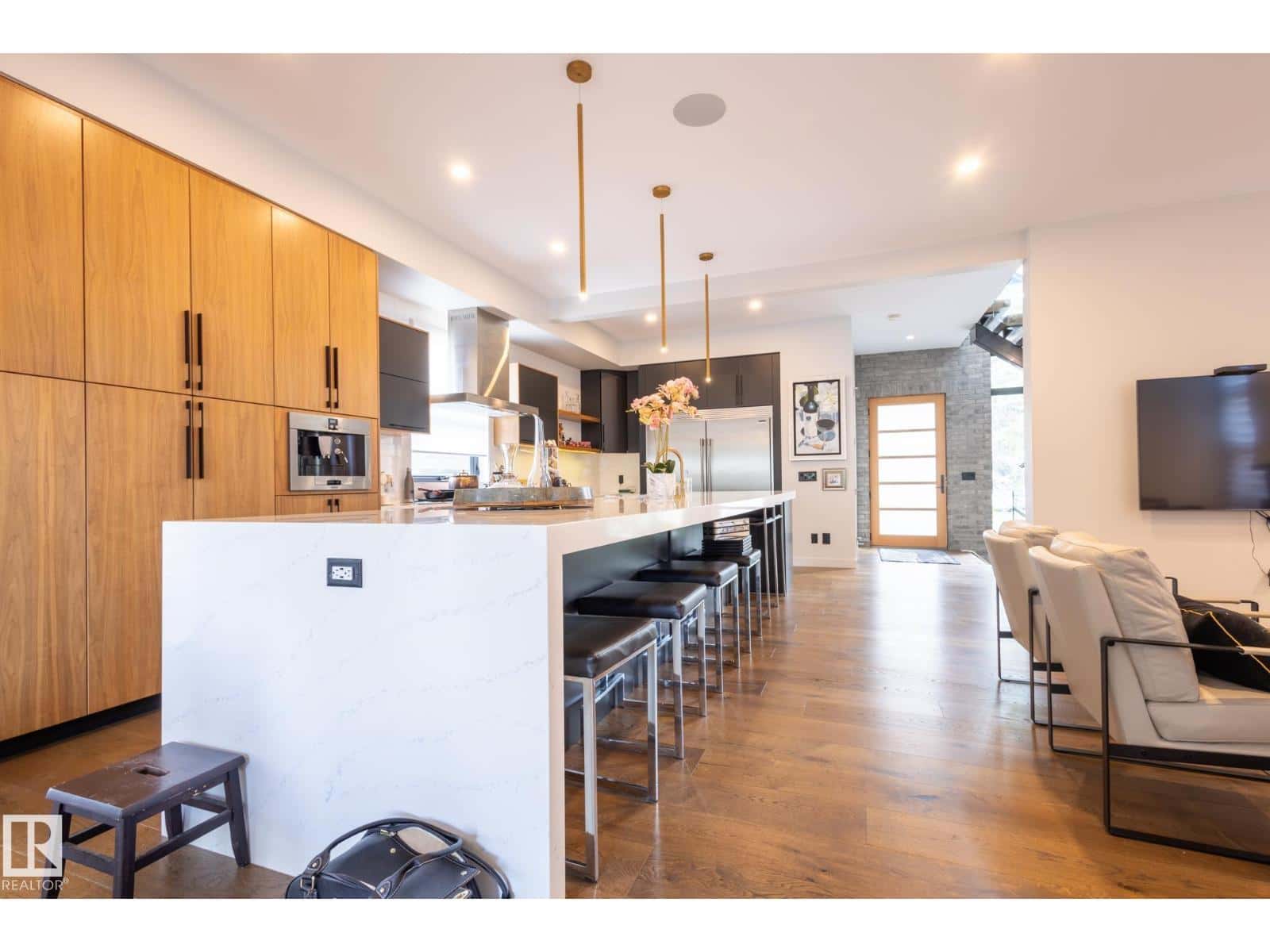 14027 91A AV NW — Edmonton, Alberta - Photo 5 of 63