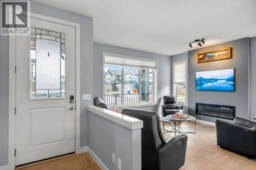 3 Sundown Manor — Cochrane, Alberta - Photo 3 of 38