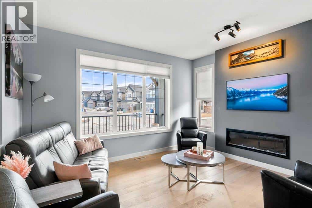 3 Sundown Manor — Cochrane, Alberta - Photo 4 of 38