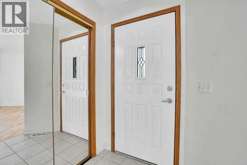 46 Somerset Close SW — Calgary, Alberta - Photo 2 of 42