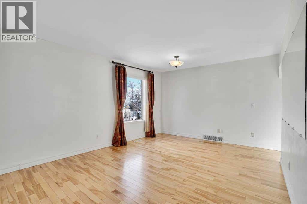 46 Somerset Close SW — Calgary, Alberta - Photo 5 of 42