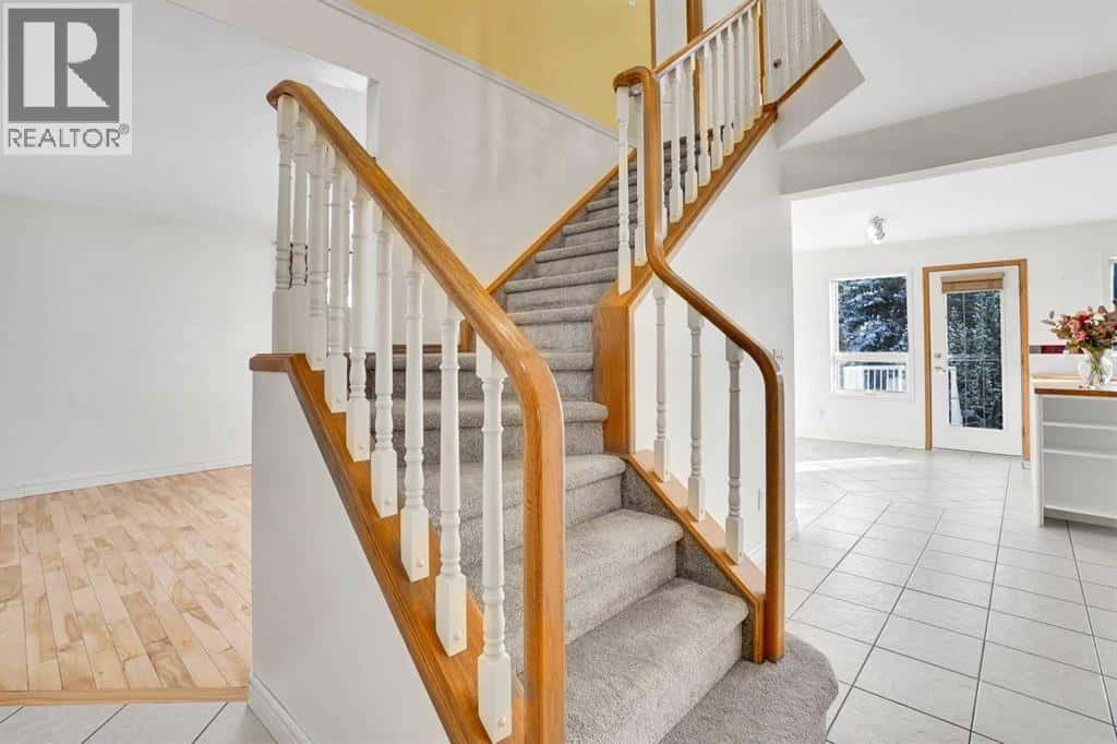 46 Somerset Close SW — Calgary, Alberta - Photo 3 of 42