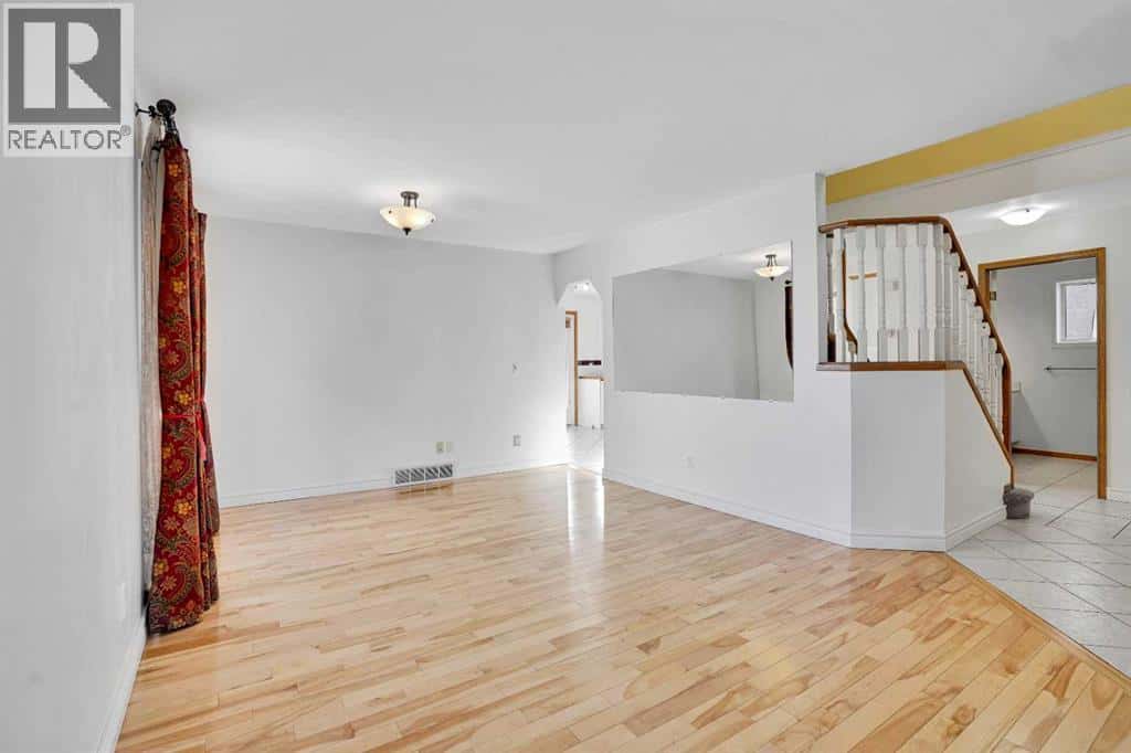 46 Somerset Close SW — Calgary, Alberta - Photo 4 of 42