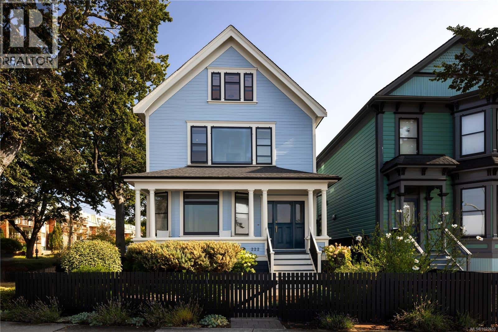 222 Dallas Rd — Victoria, British Columbia - Photo 2 of 50