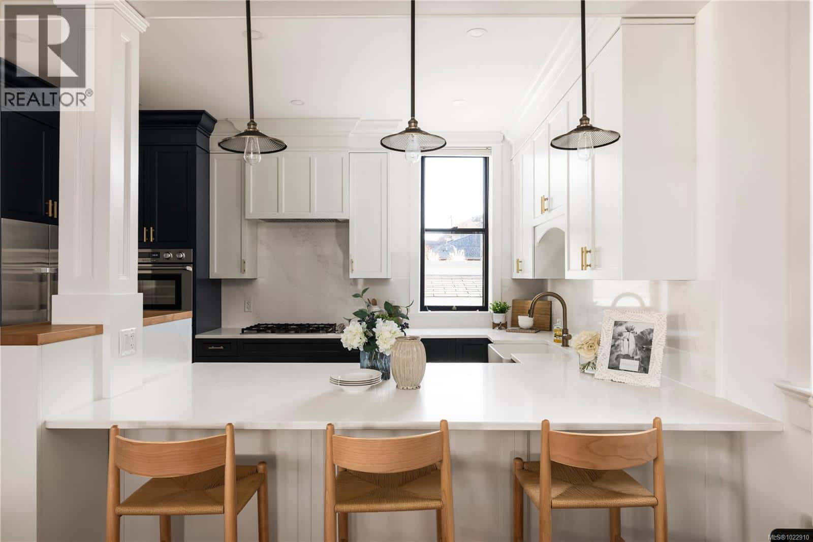 222 Dallas Rd — Victoria, British Columbia - Photo 5 of 50