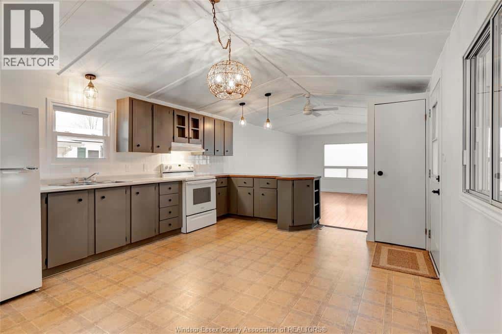 102 REGENCY DRIVE — Chatham, Ontario - Photo 2 of 30