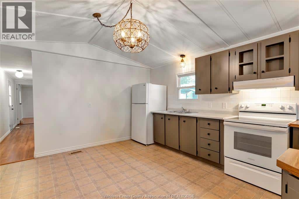 102 REGENCY DRIVE — Chatham, Ontario - Photo 3 of 30