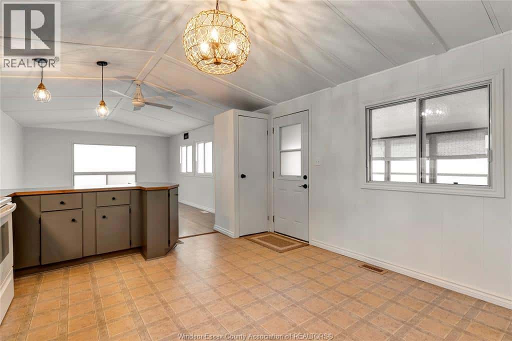 102 REGENCY DRIVE — Chatham, Ontario - Photo 4 of 30