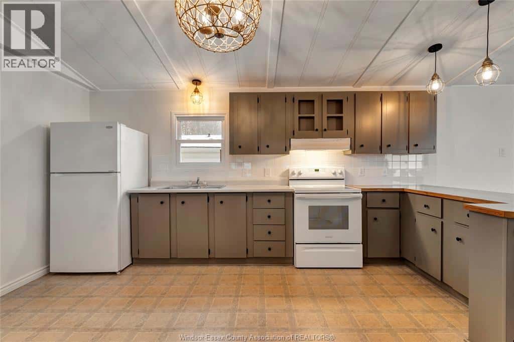 102 REGENCY DRIVE — Chatham, Ontario - Photo 5 of 30