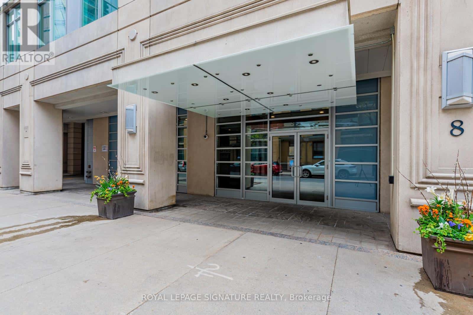 709 - 8 SCOLLARD STREET — Toronto (Annex), Ontario - Photo 2 of 23