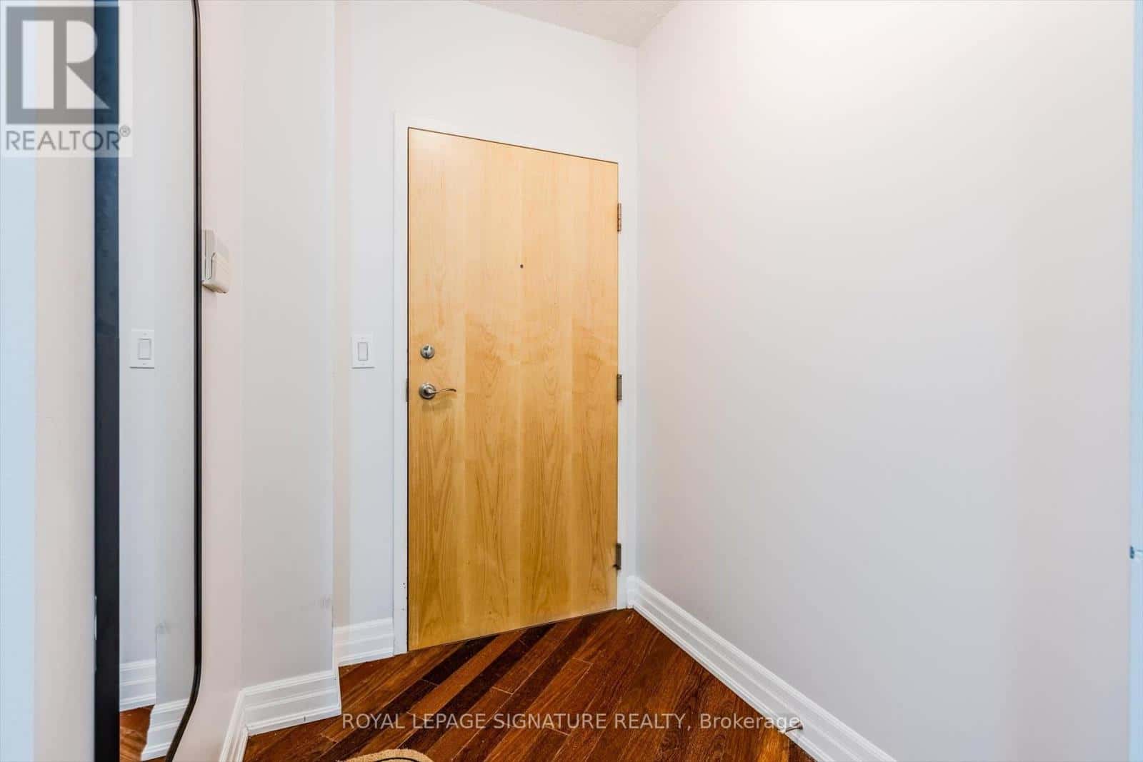 709 - 8 SCOLLARD STREET — Toronto (Annex), Ontario - Photo 4 of 23