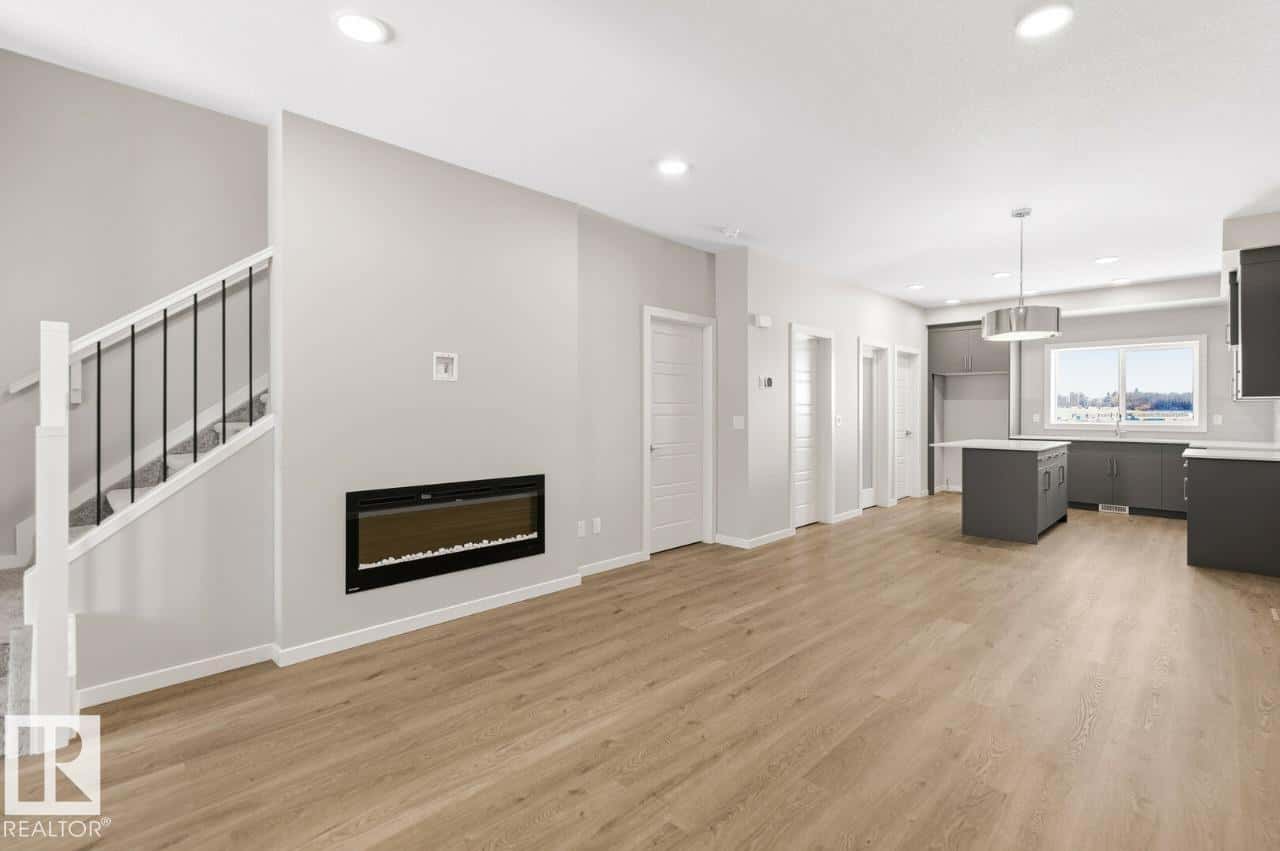 315 EDGEMONT DR NW — Edmonton, Alberta - Photo 4 of 13