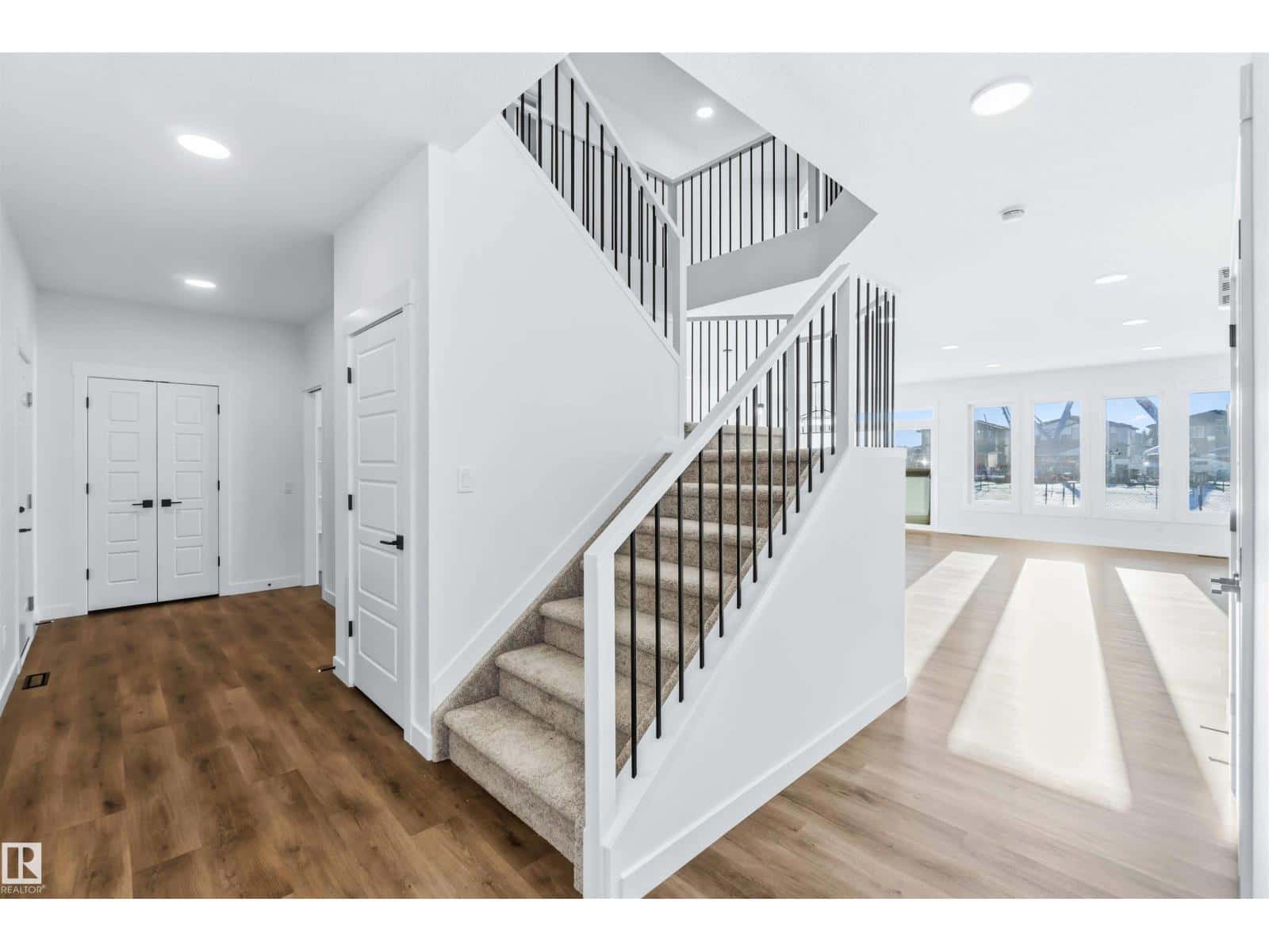 2211 4 AV SW — Edmonton, Alberta - Photo 2 of 32