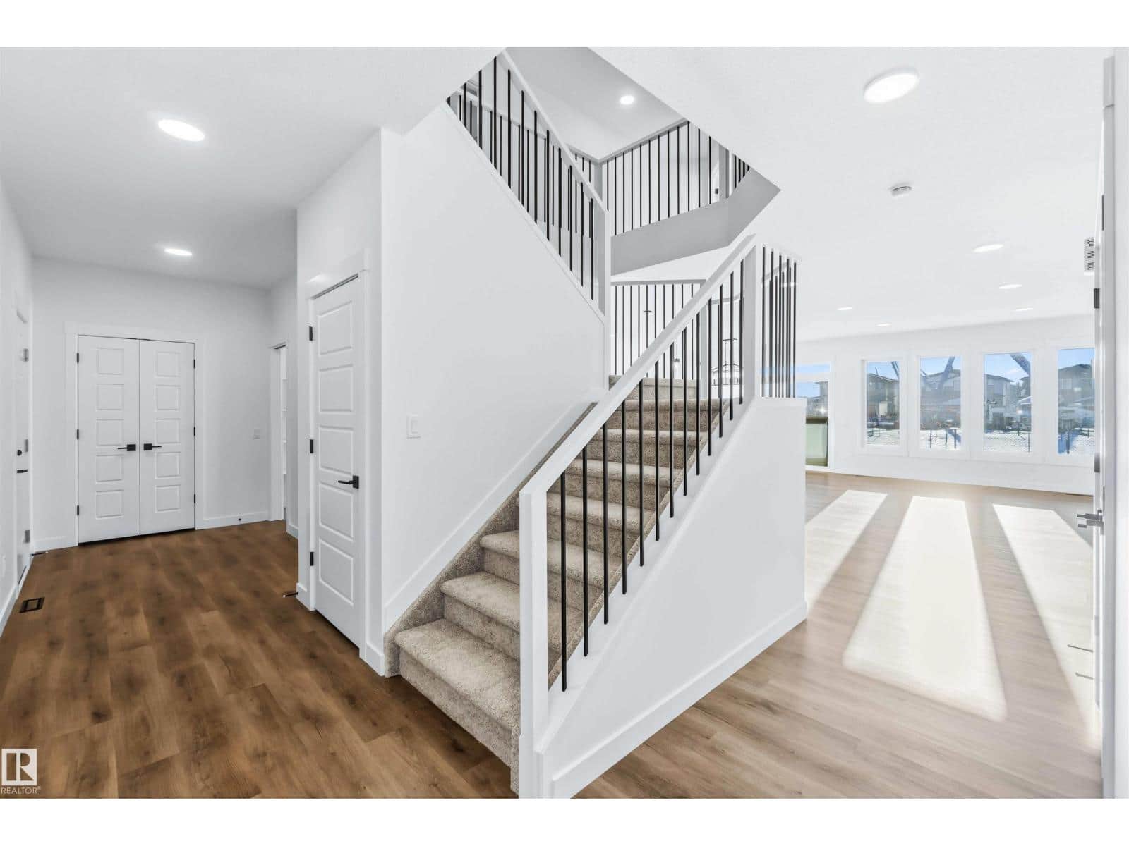 2211 4 AV SW - Photo 2 of 32, Edmonton, Alberta