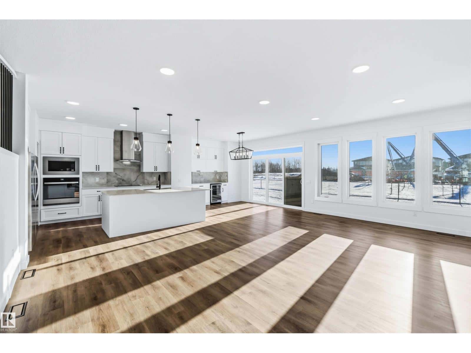 2211 4 AV SW — Edmonton, Alberta - Photo 3 of 32