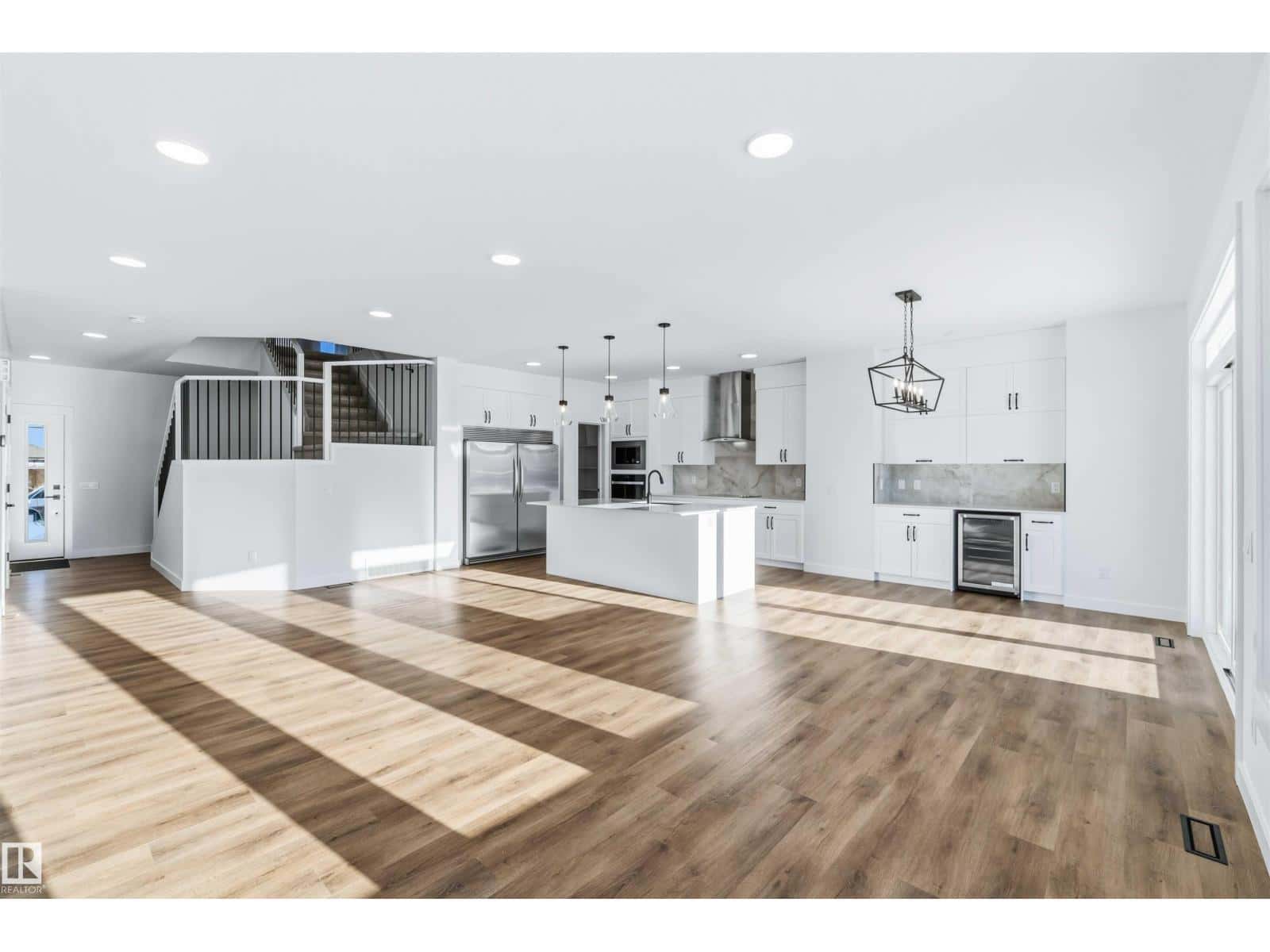 2211 4 AV SW — Edmonton, Alberta - Photo 4 of 32