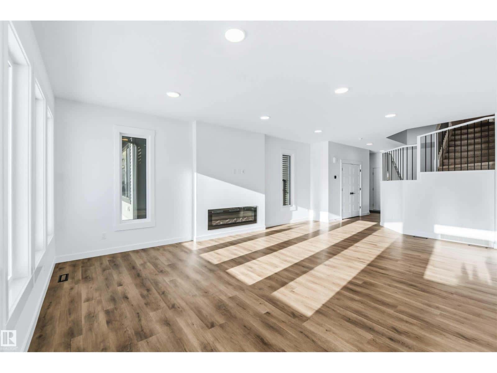 2211 4 AV SW — Edmonton, Alberta - Photo 5 of 32