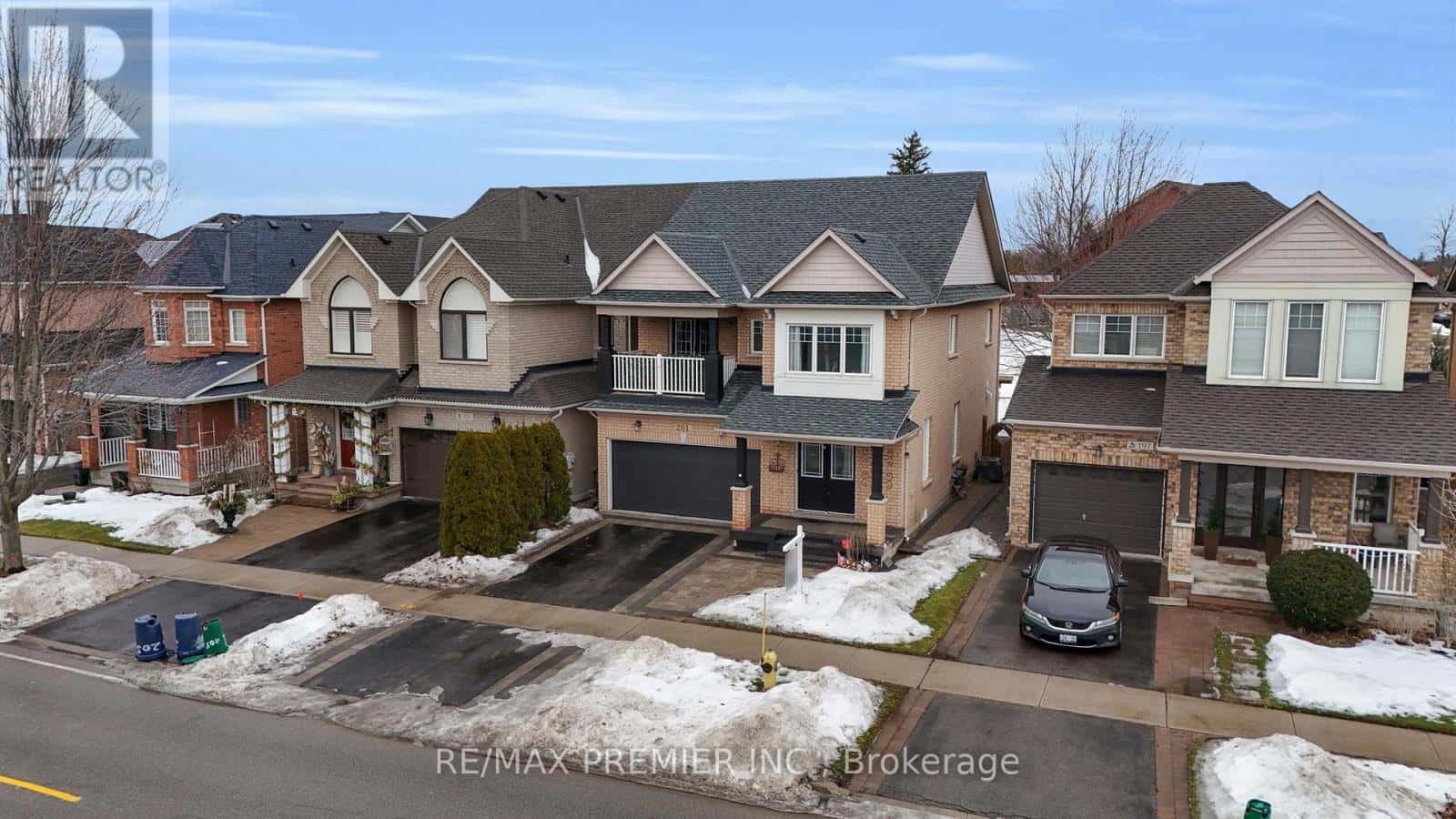 201 WEST LAWN CRESCENT — Whitchurch-Stouffville (Stouffville), Ontario - Photo 2 of 50