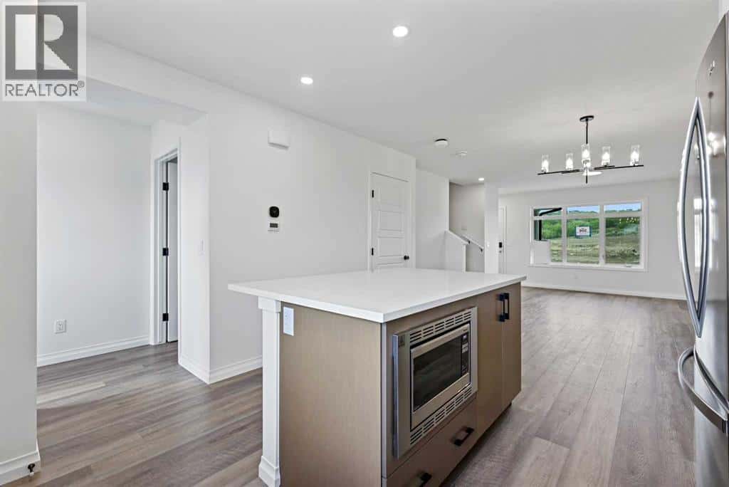 902 Wolf Willow Boulevard SE — Calgary, Alberta - Photo 4 of 18