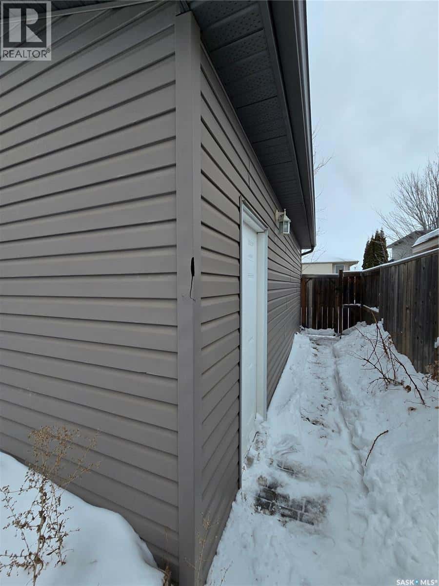 403 Gordon ROAD — Saskatoon, Saskatchewan - Photo 3 of 48