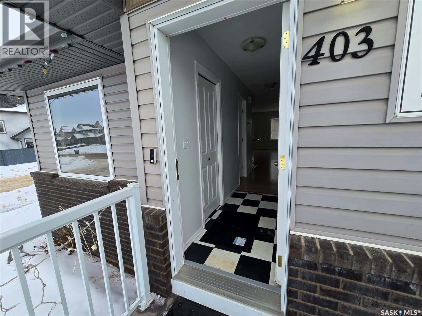 403 Gordon ROAD — Saskatoon, Saskatchewan - Photo 5 of 48